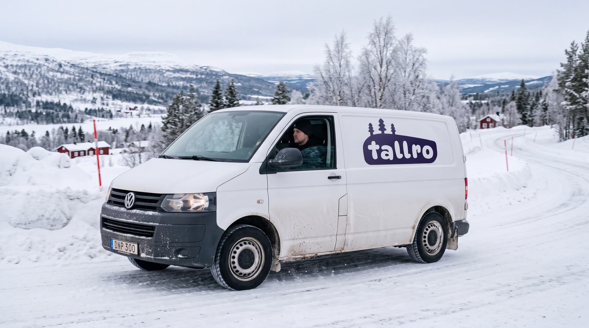 Illustration: en vit skåpbil med Tallros logotyp på en snöig väg i fjällen, med röda stugor bakom