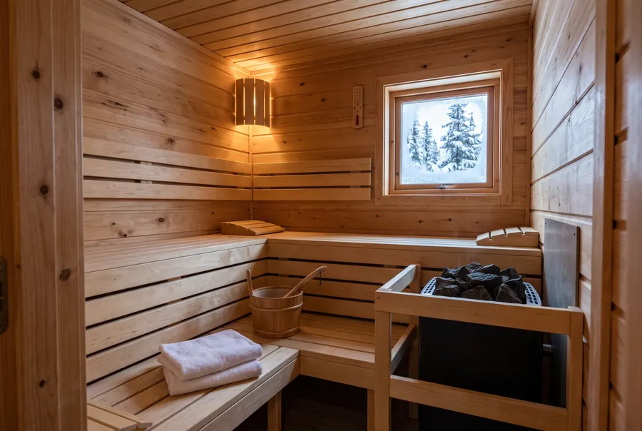 Exempelbild: bastu i ljust trä med ett litet fönster mot snön